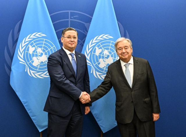 Kazakhstan’s Foreign Minister Murat Nurtleu (left) and UN Secretary-General Antonio Guterres shake hands on Sept. 28 in New York. (Kazakhstan Foreign Ministry )