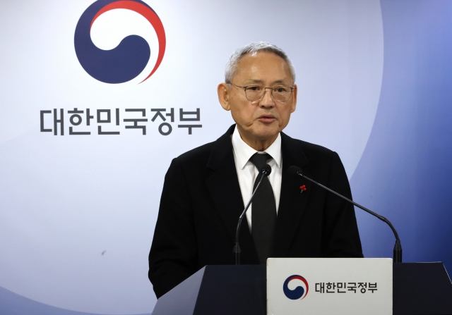 Culture minister Yu In-chon speaks during a press briefing in his capacity as the government spokesperson at the main government building in Seoul on Dec. 10, 2024. (Yonhap)