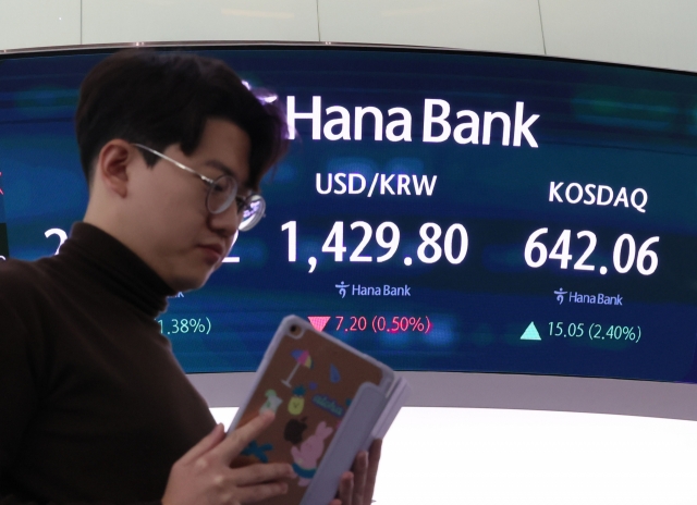 A screen in Hana Bank's trading room in central Seoul shows the Kosdaq opening higher while Korean won advances against the US dollar on Tuesday. (Yonhap)