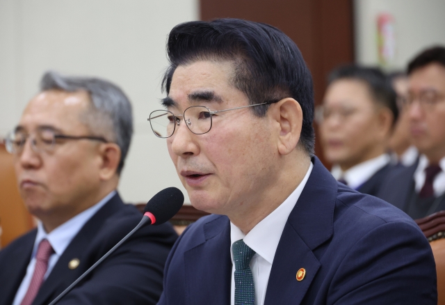 Former Defense Minister Kim Yong-hyung speaks at the National Assembly Nov. 28. (Yonhap)