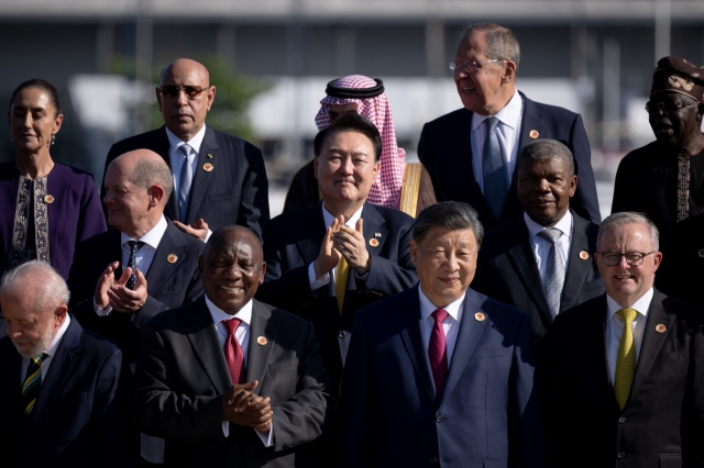 President Yoon Suk Yeol (center on 2nd row) and South African President Cyril Ramaphosa (2nd from left on 1st row) pose for a photo during the launching ceremony of the Global Alliance against Hunger and Poverty held Rio de Janeiro, Brazil, on Nov. 18, Monday. (Yonhap)