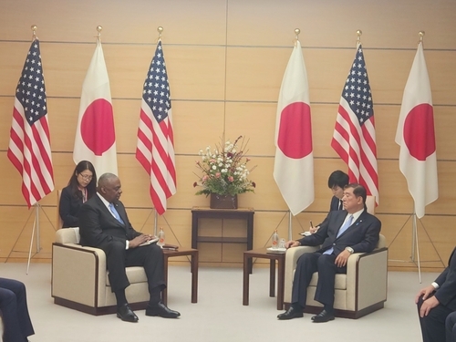 Japanese Prime Minister Shigeru Ishiba talks with US Defense Secretary Lloyd Austin at the prime minister's residence in Tokyo on Dec. 10, 2024. (Yonhap)