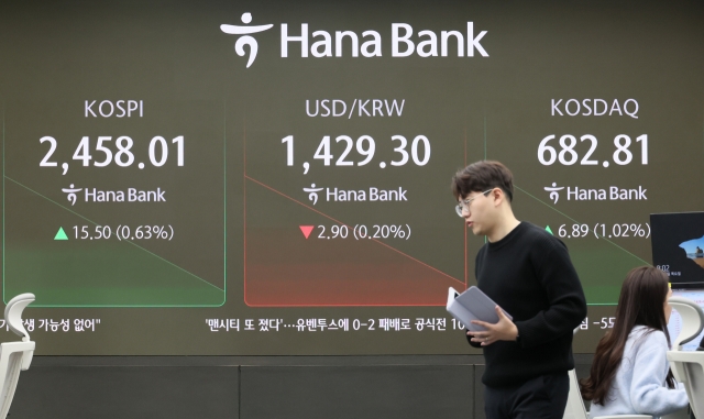 An electronic board showing the Korea Composite Stock Price Index at a dealing room of the Hana Bank headquarters in Seoul on Thursday. (Yonhap)