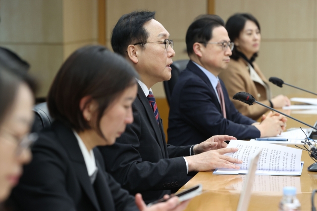 Trade Minister Cheong In-kyo (center) speaks during a meeting in Seoul. (Ministry of Trade, Industry and Energy)