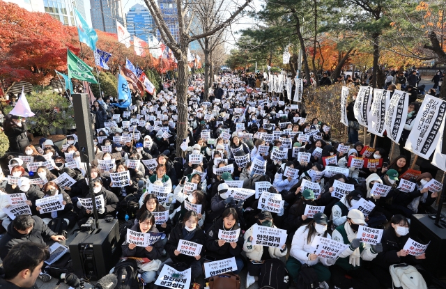 College students hold an anti-Yoon rally in Yeouido. (Yonhap)