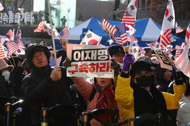 Conservative groups gather in Gwanghwamun, central Seoul, to oppose Yoon’s impeachment. (Yonhap)