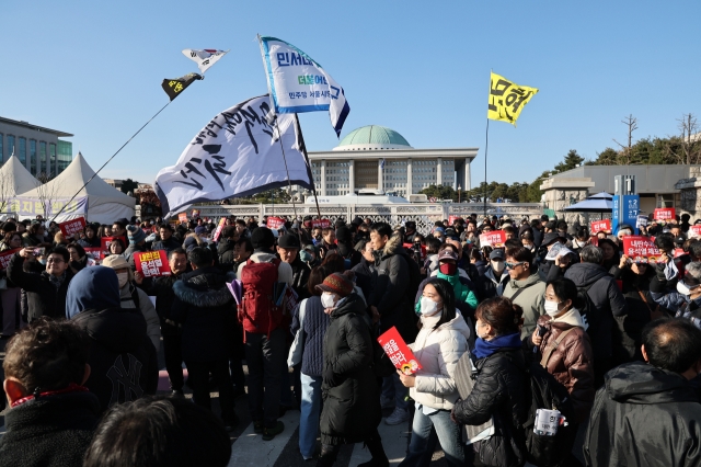 Citizens gather at the National Assembly as lawmakers are set to vote on the impeachment motion of South Korean President Yoon Suk Yeol in Yeouido, western Seoul, on Saturday. (Yonhap)