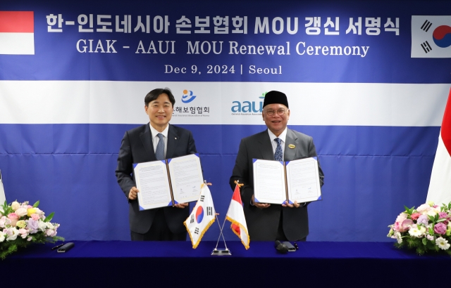 General Insurance Association of Korea Chairman Lee Byung-rhae (left) and General Insurance Association of Indonesia Chairman Budi Herawan pose during a partnership signing ceremony held at the GIAK building in central Seoul on Monday. (General Insurance Association of Korea)