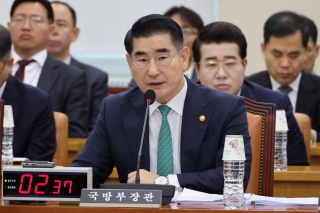 Former Defense Minister Kim Yong-hyun answers questions during a National Defense Committee meeting at the National Assembly held in Seoul, Nov. 15. (Yonhap)