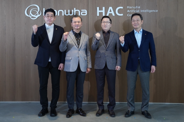 (From Left) Kim Rae-yoon, head of Hanwha AI Center; Yeo Seung-joo, Hanwha Life Insurance vice chairman and CEO; Na Chae-beom, CEO of Hanwha General Insurance; and Kim Jong-ho, CEO of Hanwha Asset Management; pose for picture during the Hanwha AI Center opening ceremony held at Hanwha Group's office building in San Francisco on Dec. 3. (Hanwha Life)